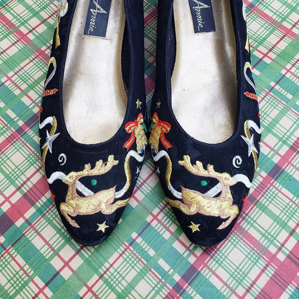 Vintage ♡🎄Embroidered Holiday Cheer Suede Flats